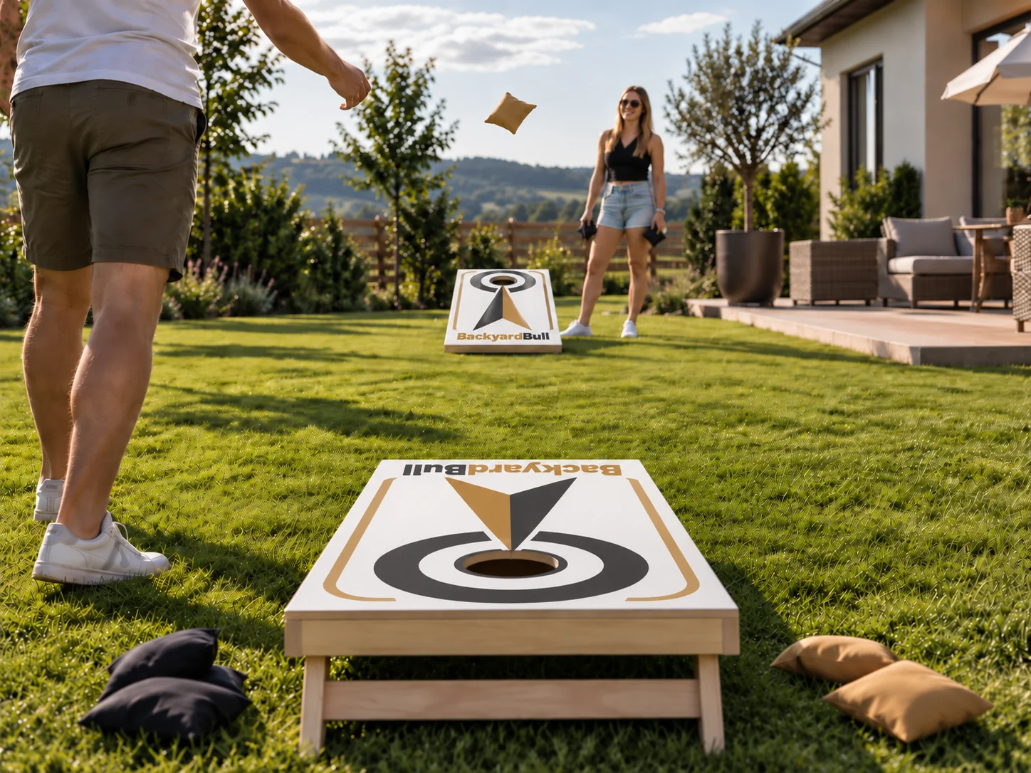 Zwei Personen spielen mit BackyardBull Cornhole Boards im Garten